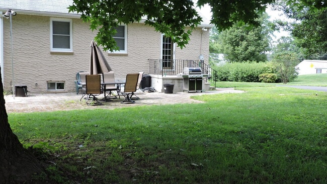 Building Photo - 4557 Grandview Ave