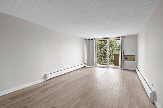 Building Photo - Updated 2-bedroom condo in Denver!