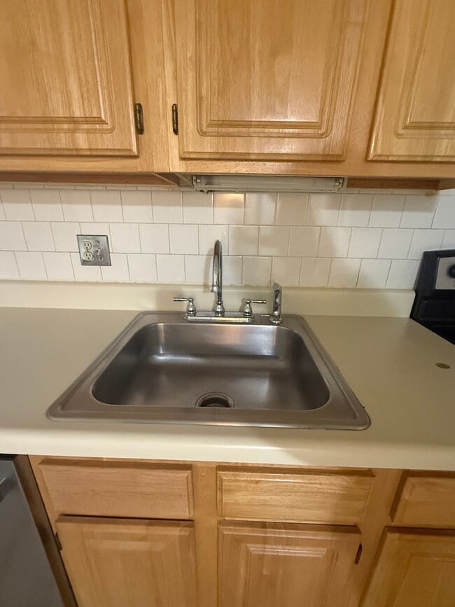 Building Photo - Bright & Modern 1 Bedroom Condo in quiet, ...