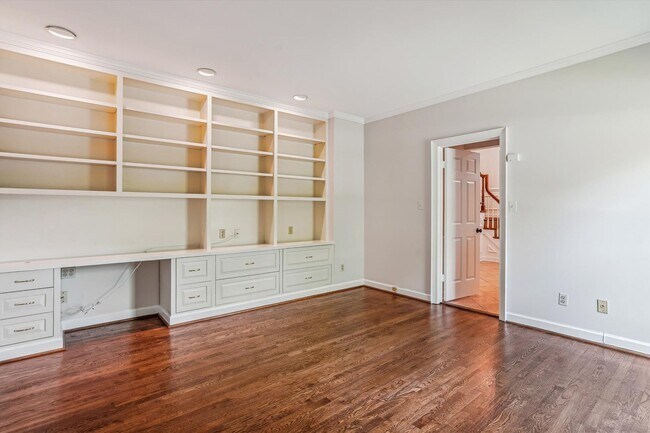 Building Photo - Magnificent 5 Bedroom, 4.5 Bathroom Bethes...
