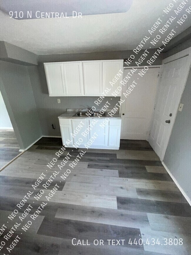 Primary Photo - 910 N Central Dr