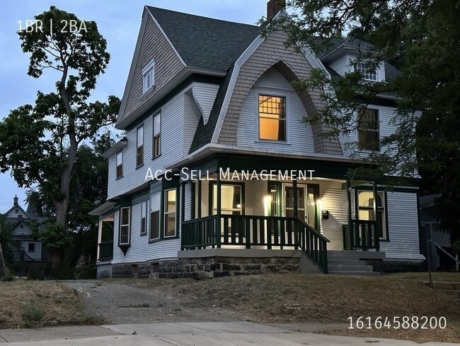 Building Photo - 643 Thomas St SE