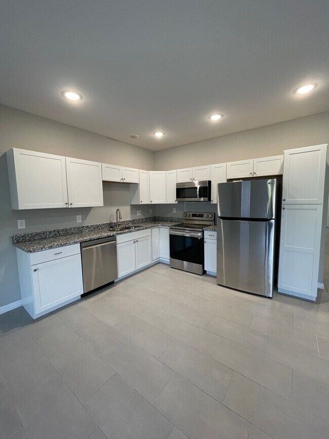 Building Photo - 3 Bedroom 2.5 Bath Townhouse in Columbia! ! Apply-your application fee will be credited to your f...