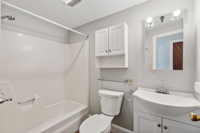 Building Photo - 210 Beach St