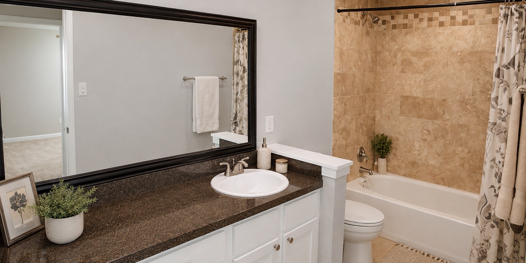 Full size bathroom across the hall - 6723 Eastridge Dr