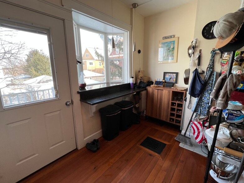 Building Photo - 79 Capen St