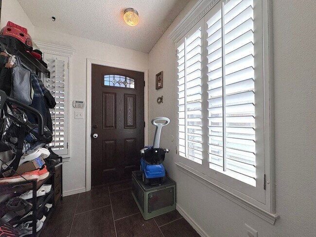 Building Photo - East El Paso 4 bed Refrig A/C w/Gorgeous L...