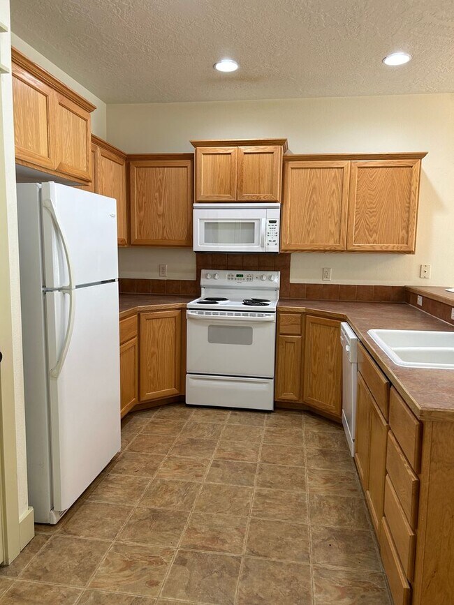 Building Photo - Boise Townhome Near BSU| EARLIER MOVE IN DATE UPON REQUEST