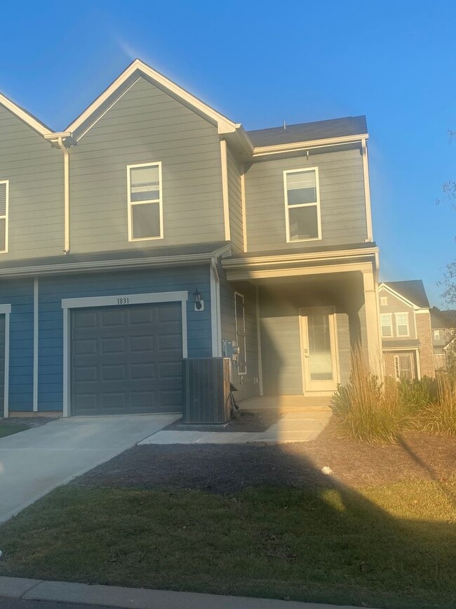 Building Photo - 2 Bedroom / 2.5 Bathroom Townhouse in Concord