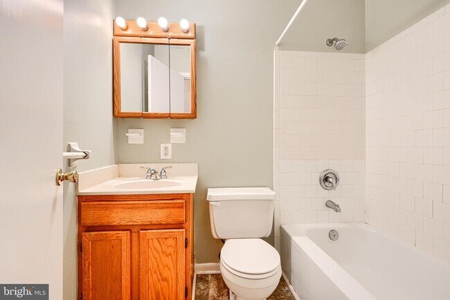 Building Photo - 130 Royal Oak Dr