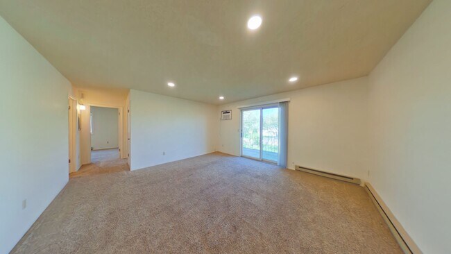 Building Photo - 2 Bedroom 1 Bath Centrally Located! Close to shopping and food truck court on 7th!