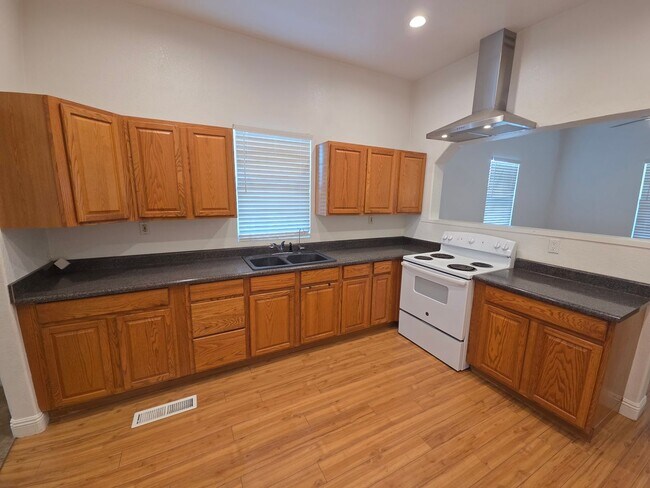 Building Photo - Beautiful 2 bedroom home with large detatched garage