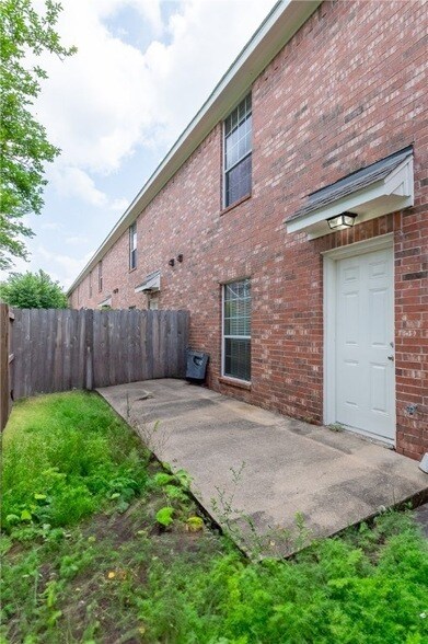 Building Photo - 1001 Krenek Tap Rd