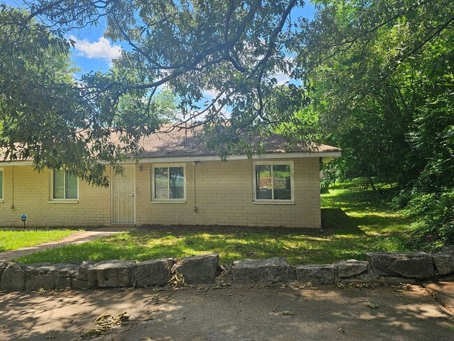 Building Photo - No Steps - 2/1 Duplex Near Hank Aaron Dr - Housing Vouchers Accepted