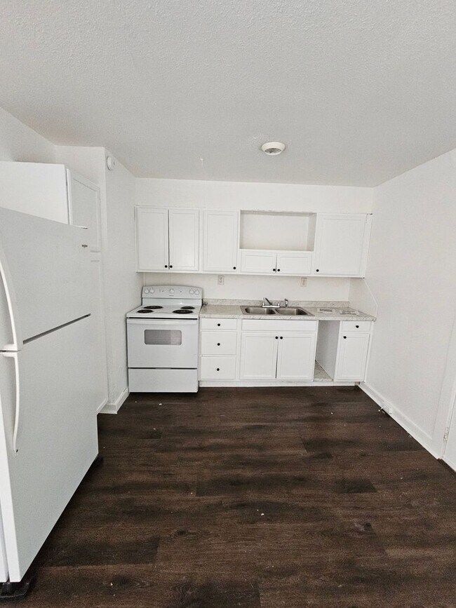 Building Photo - 4 bedroom 2 bath, must see inside!