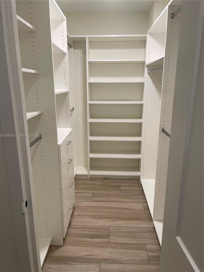 Building Photo - 1831 NE 38th St