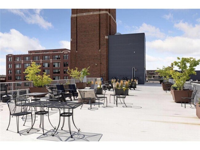 Building Photo - 700 N Washington Ave