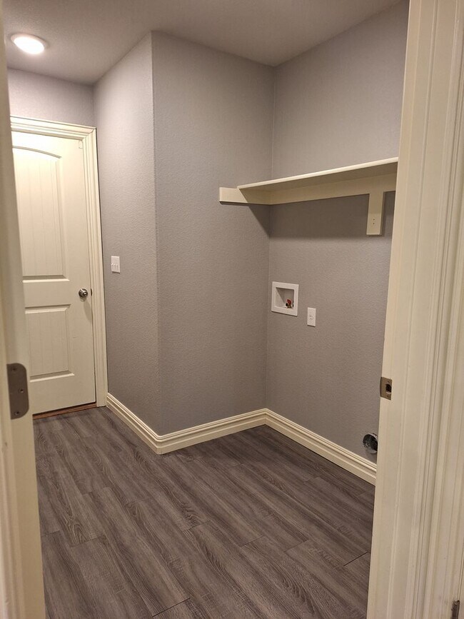 Building Photo - 3 bedroom Duplex with move in special