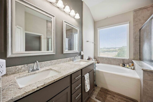 Building Photo - 323 Biltmore Loop