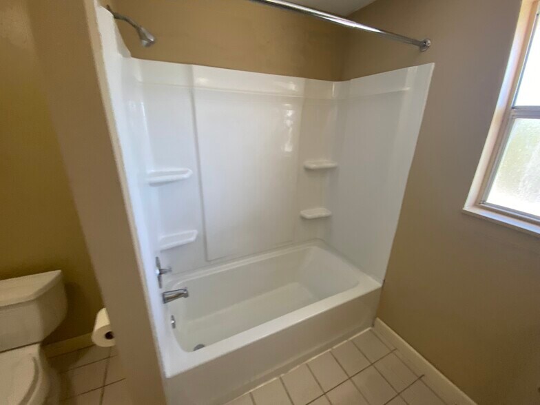 2nd floor bathroom - 5344 Caldwell St