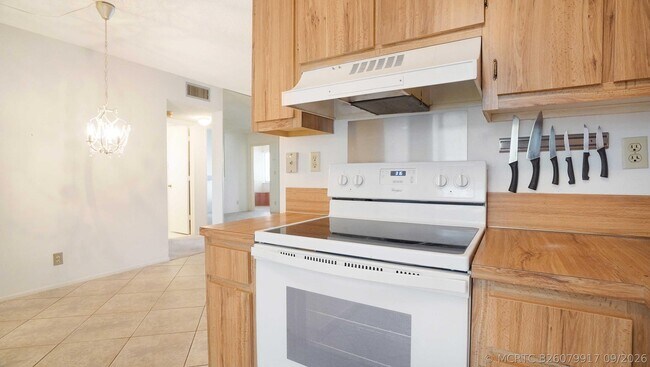 Building Photo - 505 Gardens Dr