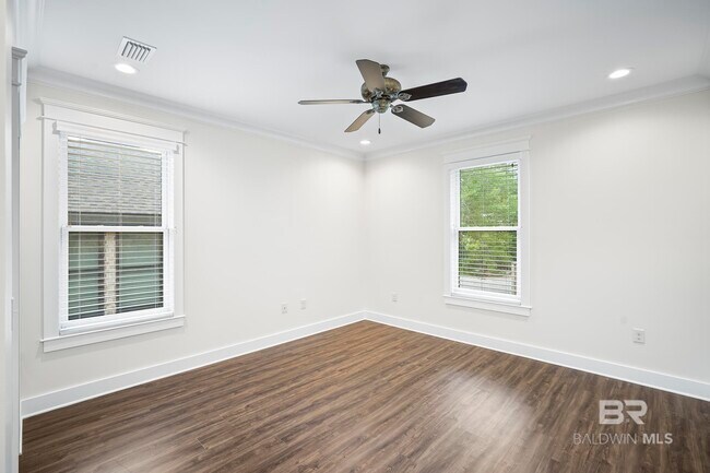 Building Photo - 818 Manci Ave