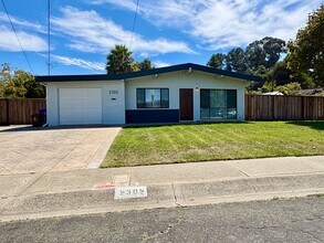 Building Photo - 2302 La Salle Dr