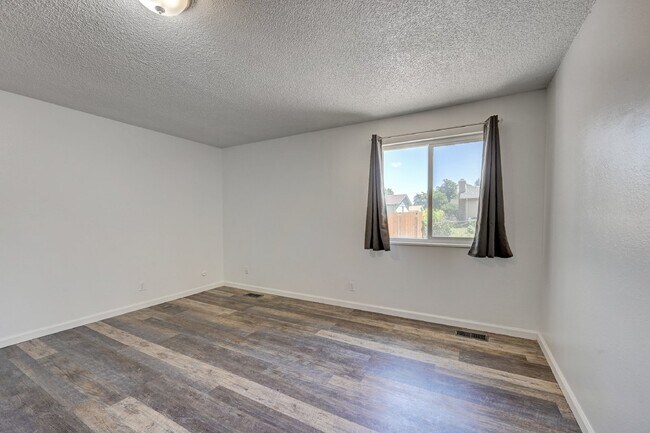 Building Photo - $2,900.00, 5 bed, 3 bath in Denver with Fi...