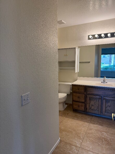Building Photo - 10065 Hemet Dr