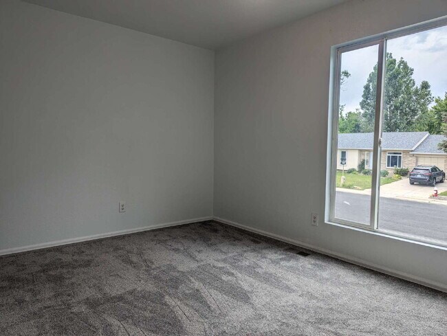 Building Photo - Newly updated 3/2 in North Longmont!