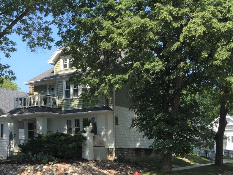 Side view of the building - 1302 N 58th St