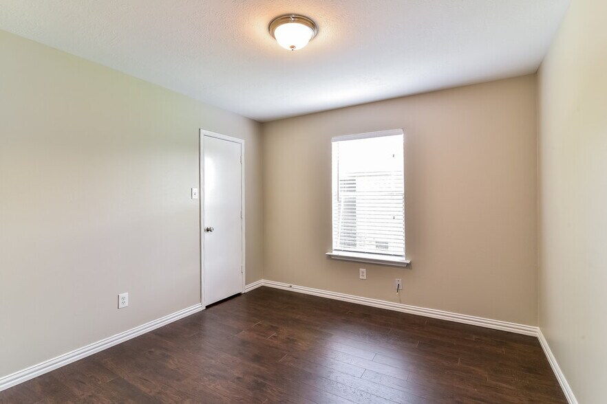Building Photo - 9010 Walworth Dr