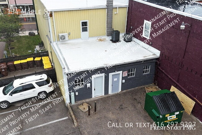 Building Photo - 134 Maple St