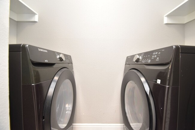 Building Photo - Remodeled 2 Bedroom 2 Bath Unit with Great Amenities!