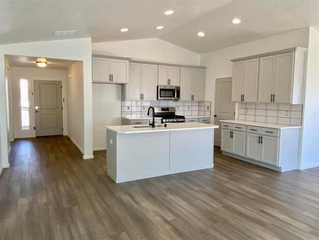 Building Photo - Beautiful 3 Bed, 2 Bath House in Airway He...