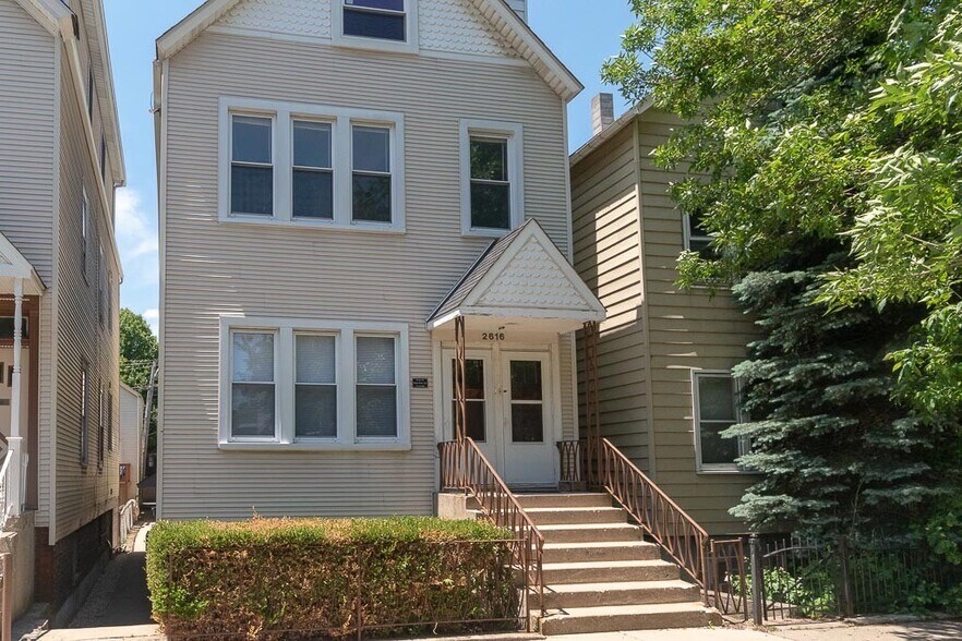 Primary Photo - 2616 N Marshfield Ave