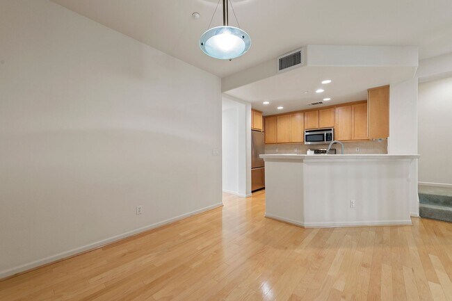 Building Photo - Spacious Tri-Level Home - Great Downtown S...