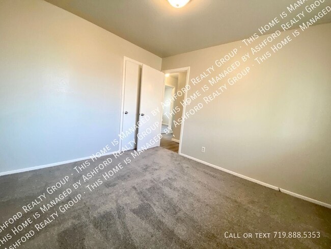 Building Photo - 2230 Ivanhoe Dr