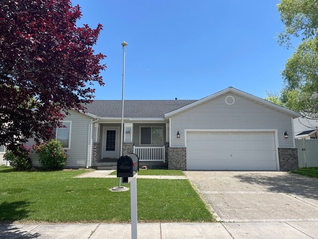 Primary Photo - Beautifully Updated 3-Bedroom Home in Roy,...