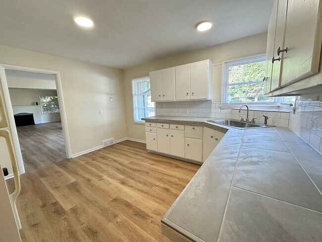 Building Photo - Burien - Recently Renovated 2 Bedroom / 1.5 Bath with Normandy Park Beach Rights