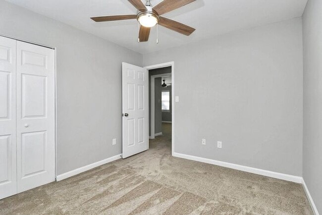 Building Photo - END UNIT 3BD/2.5BA Townhome in Lexington Commons