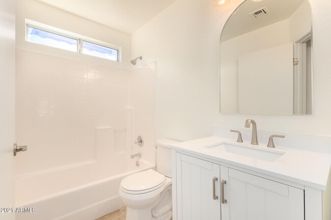 Building Photo - 929 E Saragosa St