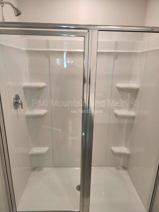 Building Photo - 568 Country Oak Dr