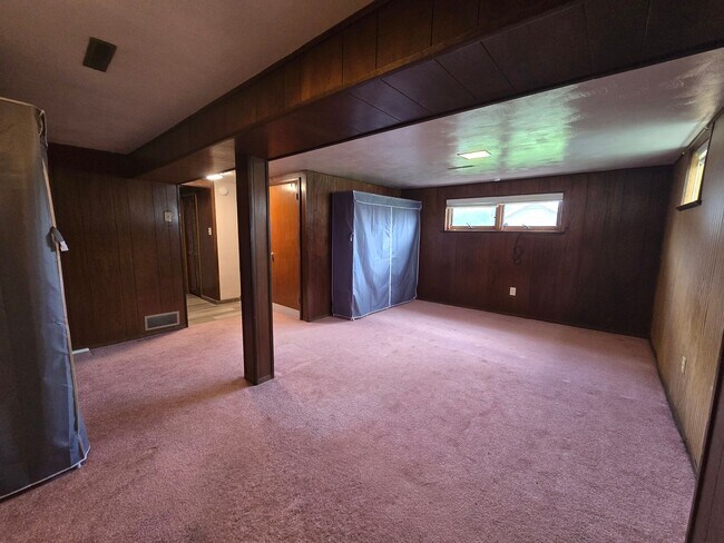 Building Photo - Updated 3 Bedroom Home - Available NOW!