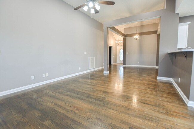 Building Photo - Pet Friendly Four Bedroom!