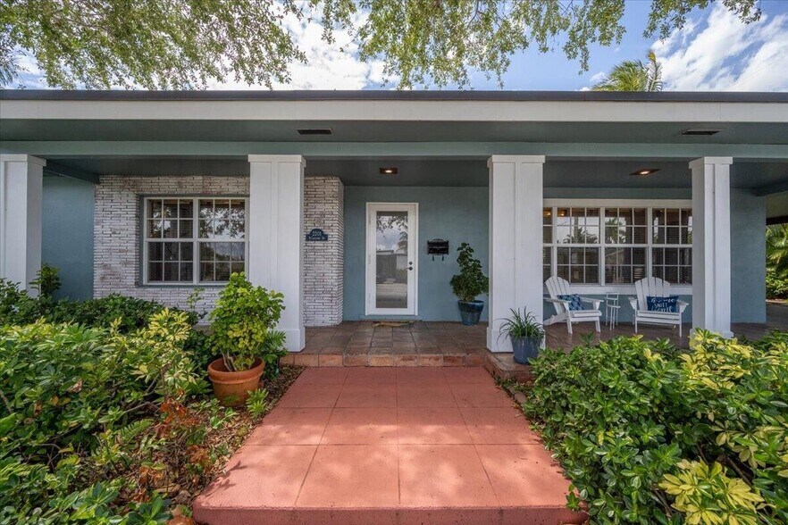 Primary Photo - 2201 N Lakeside Dr
