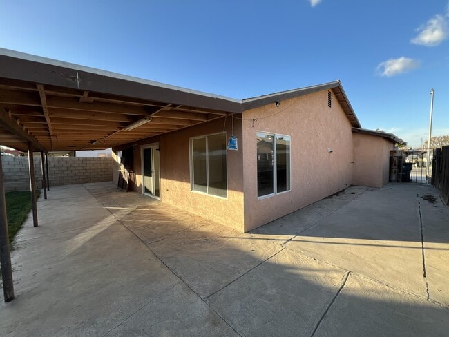 Building Photo - 321 Reynosa Ave