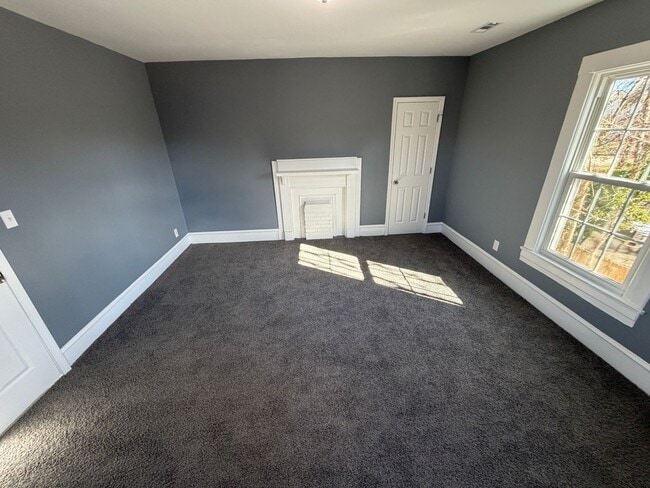 Building Photo - Amazing 7 Bedroom 2 bathroom updated home for rent in Burlington, NC