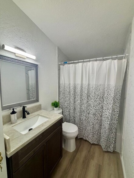 Building Photo - 8842 Mentone Pl