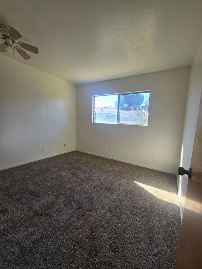 Building Photo - 3 Bedroom 2 Bathroom Home for Rent in Hanford